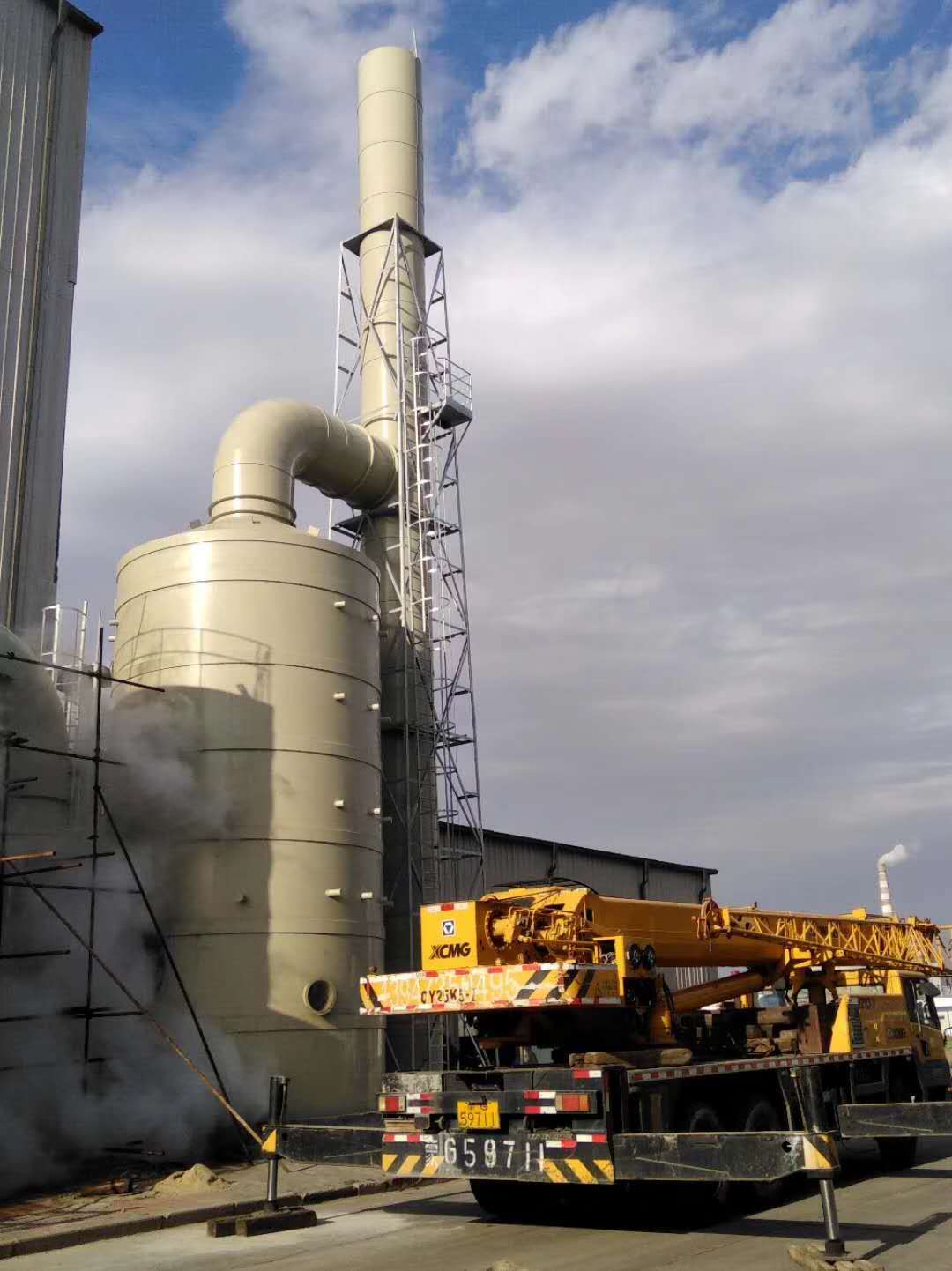 河(he)南某(mou)公司(si)尾氣(qi)吸收墖